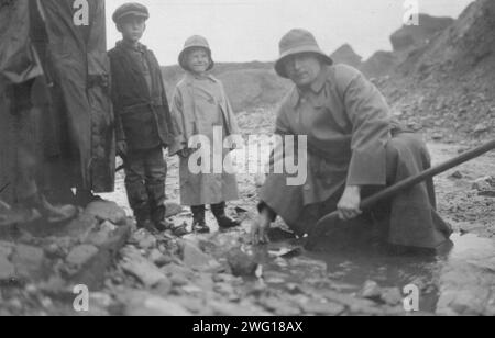 M. Lindeberg a ramassé de l'or à la mine Pioneer avec une pelle, entre c1900 et 1916. Banque D'Images