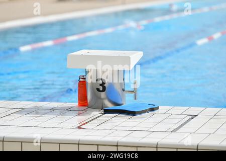 Les blocs de départ prêts à plonger dans la piscine Banque D'Images