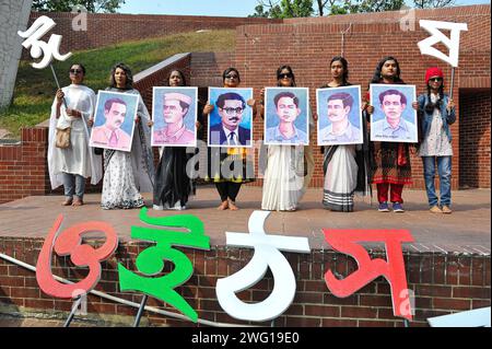 Procession de l'alphabet bengali au Bangladesh le 1 février 2024, Sylhet, Bangladesh : des militants de la culture tiennent des photos de martyrs de la langue dans les locaux de Sylhet Central Shaheed Minar. Le mois de février de la langue a été célébré avec une procession de l'alphabet à Sylhet. Sylhet Bangladesh Copyright : xMdxRafayatxHaquexKhanxxEyepixxGrx Banque D'Images