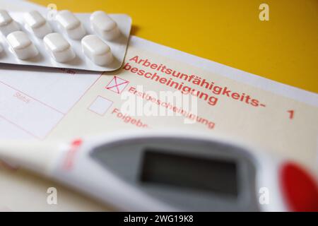 Arbeitsunfähigkeitsbescheinigung Symbolbilder Eine Nahaufnahme einer Arbeitsunfähigkeitsbescheinigung am 02.02.24 in Düsseldorf visualisiert den Trend, dass immer mehr Menschen aufgrund von Krankheit arbeitsunfähig sind. * Un gros plan d'un certificat d'incapacité de travail le 02 février 2024 à Duesseldorf visualise la tendance selon laquelle de plus en plus de personnes sont incapables de travailler pour cause de maladie. Düsseldorf Nordrhein-Westfalen Deutschland Copyright : xMaikxMeyerx Banque D'Images