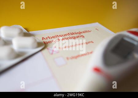 Arbeitsunfähigkeitsbescheinigung Symbolbilder Eine Nahaufnahme einer Arbeitsunfähigkeitsbescheinigung am 02.02.24 in Düsseldorf visualisiert den Trend, dass immer mehr Menschen aufgrund von Krankheit arbeitsunfähig sind. * Un gros plan d'un certificat d'incapacité de travail le 02 février 2024 à Duesseldorf visualise la tendance selon laquelle de plus en plus de personnes sont incapables de travailler pour cause de maladie. Düsseldorf Nordrhein-Westfalen Deutschland Copyright : xMaikxMeyerx Banque D'Images