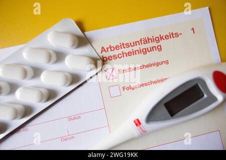 Arbeitsunfähigkeitsbescheinigung Symbolbilder Eine Nahaufnahme einer Arbeitsunfähigkeitsbescheinigung am 02.02.24 in Düsseldorf visualisiert den Trend, dass immer mehr Menschen aufgrund von Krankheit arbeitsunfähig sind. * Un gros plan d'un certificat d'incapacité de travail le 02 février 2024 à Duesseldorf visualise la tendance selon laquelle de plus en plus de personnes sont incapables de travailler pour cause de maladie. Düsseldorf Nordrhein-Westfalen Deutschland Copyright : xMaikxMeyerx Banque D'Images