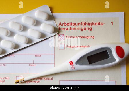 Arbeitsunfähigkeitsbescheinigung Symbolbilder Eine Nahaufnahme einer Arbeitsunfähigkeitsbescheinigung am 02.02.24 in Düsseldorf visualisiert den Trend, dass immer mehr Menschen aufgrund von Krankheit arbeitsunfähig sind. * Un gros plan d'un certificat d'incapacité de travail le 02 février 2024 à Duesseldorf visualise la tendance selon laquelle de plus en plus de personnes sont incapables de travailler pour cause de maladie. Düsseldorf Nordrhein-Westfalen Deutschland Copyright : xMaikxMeyerx Banque D'Images