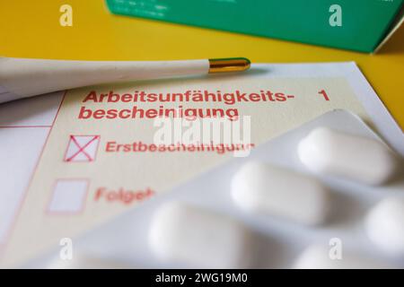 Arbeitsunfähigkeitsbescheinigung Symbolbilder Eine Nahaufnahme einer Arbeitsunfähigkeitsbescheinigung am 02.02.24 in Düsseldorf visualisiert den Trend, dass immer mehr Menschen aufgrund von Krankheit arbeitsunfähig sind. * Un gros plan d'un certificat d'incapacité de travail le 02 février 2024 à Duesseldorf visualise la tendance selon laquelle de plus en plus de personnes sont incapables de travailler pour cause de maladie. Düsseldorf Nordrhein-Westfalen Deutschland Copyright : xMaikxMeyerx Banque D'Images