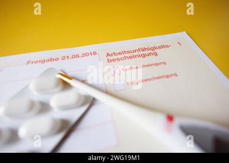 Arbeitsunfähigkeitsbescheinigung Symbolbilder Eine Nahaufnahme einer Arbeitsunfähigkeitsbescheinigung am 02.02.24 in Düsseldorf visualisiert den Trend, dass immer mehr Menschen aufgrund von Krankheit arbeitsunfähig sind. * Un gros plan d'un certificat d'incapacité de travail le 02 février 2024 à Duesseldorf visualise la tendance selon laquelle de plus en plus de personnes sont incapables de travailler pour cause de maladie. Düsseldorf Nordrhein-Westfalen Deutschland Copyright : xMaikxMeyerx Banque D'Images