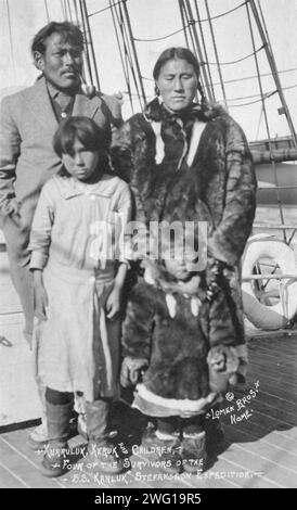 Famille Eskimo, entre c1900 et c1930. Banque D'Images