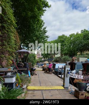 Londres - 29 05 2022 : activités quotidiennes d'un couple vivant à Lisson Grove sur des péniches. Banque D'Images