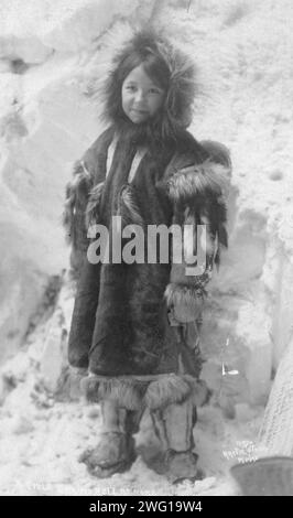 Fille dans une parka, entre c1900 et c1930. Banque D'Images