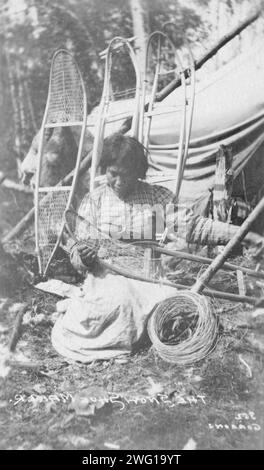 Femme fabriquant des raquettes, entre c1900 et c1930. Banque D'Images
