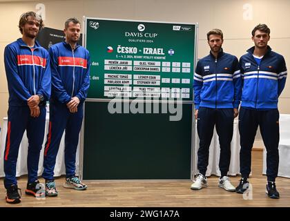 Vendryne, République tchèque. 02 février 2024. Le match de qualification pour la coupe Davis République Tchèque vs Israël a eu lieu à l'Hôtel Vitality à Vendryne, région Frydek-Mistek, République Tchèque, le 2 février 2024. De gauche à droite les joueurs de tennis tchèques Tomas Machac et Adam Pavlasek et les joueurs de tennis israéliens EDAN Leshem et Roy Stepanov. Crédit : Jaroslav Ozana/CTK photo/Alamy Live News Banque D'Images