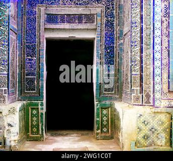 Mosaïques sur les murs de Shakh-i Zindeh, Samarkand, entre 1905 et 1915. L'ensemble Shah-i-Zinda comprend des mausolées et d'autres édifices rituels des 11e-15e et 19e siècles. Banque D'Images