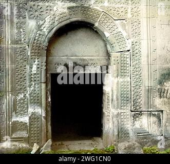 Entrée au monastère de Dabskii, entre 1905 et 1915. Église St George dans le village de Daba, Géorgie. Banque D'Images