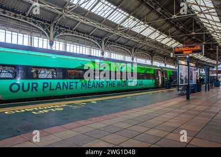 Vinyle Wrap Climate train slogans Avanti West Coast, Alstrom et Angel trains. Pendolinos électriques à la gare de Preston, Royaume-Uni Banque D'Images