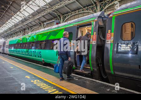 Vinyle Wrap Climate train slogans Avanti West Coast, Alstrom et Angel trains. Pendolinos électriques à la gare de Preston, Royaume-Uni Banque D'Images