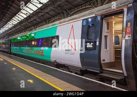 Vinyle Wrap Climate train slogans Avanti West Coast, Alstrom et Angel trains. Pendolinos électriques à la gare de Preston, Royaume-Uni Banque D'Images