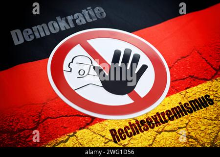 FOTOMONTAGE, Warnschild auf einer Deutschlandfahne mit Rissen und Aufschrift Demokratie und Rechtsextremismus, Symbolfoto für die Verteidigung der Demokratie gegen rechte Einflüsse *** PHOTOMONTAGE, panneau d'avertissement sur un drapeau allemand avec des larmes et l'inscription démocratie et extrémisme de droite, photo symbolique pour la défense de la démocratie contre les influences de droite Banque D'Images