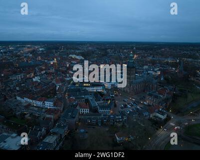 Vue d'ensemble aérienne au crépuscule de la ville de Zutphen, le long de la rivière Ijssel dans la Gueldre, aux pays-Bas. Vue aérienne de drone d'oeil d'oiseau aux pays-Bas Banque D'Images