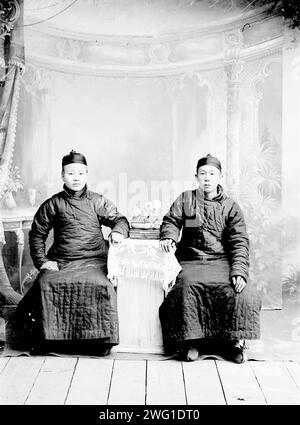 Deux hommes asiatiques, 1900. D'une collection de 71 objets (photographies et négatifs sur verre) réalisés à la fin du 19e siècle et au début du 20e siècle par le célèbre militant révolutionnaire-populiste et social et politique N.A. Charushin (1851-1937) et par N. Petrov. Charushine a commencé à purger une peine de travaux forcés dans le territoire transbaïkal en 1878. Les matériaux de la collection illustrent des aspects de l'histoire de Transbaïkale à cette période, avec un accent particulier sur le commerce du thé avec la Chine, qui à cette époque était l'une des principales branches de l'économie de la région. Les photographies montrent diverses techno Banque D'Images