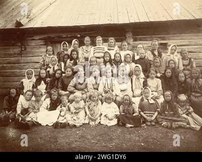 Cosaques Girls, 1909. Cette image est tirée de Tipy kazakov : Sibirskie kazaki na sluzhbe i doma (types de cosaques : Cosaques de Sibérie en service et à la maison), l'un des trois albums représentant les territoires, la culture et le mode de vie des Cosaques vivant dans les régions steppiques de la Sibérie occidentale et du Kazakhstan actuel. Ces albums ont été créés et exposés à la première exposition agricole, forestière et commerciale-industrielle de Sibérie occidentale à Omsk en 1911. Les albums faisaient partie d'une collection de photographies rassemblées entre 1891 et 1918 par le musée de la branche de Sibérie occidentale de l'Imper Banque D'Images