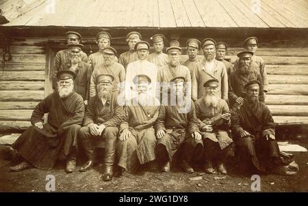 Vieux cosaques, 1909. Cette image est tirée de Tipy kazakov : Sibirskie kazaki na sluzhbe i doma (types de cosaques : Cosaques de Sibérie en service et à la maison), l'un des trois albums représentant les territoires, la culture et le mode de vie des Cosaques vivant dans les régions steppiques de la Sibérie occidentale et du Kazakhstan actuel. Ces albums ont été créés et exposés à la première exposition agricole, forestière et commerciale-industrielle de Sibérie occidentale à Omsk en 1911. Les albums faisaient partie d'une collection de photographies rassemblées entre 1891 et 1918 par le musée de la branche de Sibérie occidentale de l'Imperi Banque D'Images