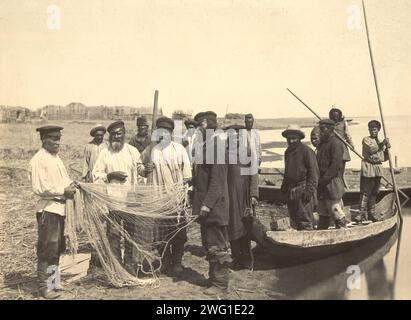 Pêcheurs sur le lac Zaisan, 1909. Cette image est tirée de Vidy territorii Sibirskogo kazach'ego voiska (vues du territoire de l'hôte cosaque de Sibérie), l'un des trois albums représentant les territoires, la culture et le mode de vie des cosaques vivant dans les régions steppiques de l'ouest de la Sibérie et du Kazakhstan actuel. Ces albums ont été créés et exposés à la première exposition agricole, forestière et commerciale-industrielle de Sibérie occidentale à Omsk en 1911. Les albums faisaient partie d'une collection de photographies rassemblées entre 1891 et 1918 par le musée de la branche de Sibérie occidentale de l'Imp Banque D'Images