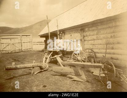 Saban. Charrues en bois et métal, 1909. Cette image est tirée de Tipy kazakov : Sibirskie kazaki na sluzhbe i doma (types de cosaques : Cosaques de Sibérie en service et à la maison), l'un des trois albums représentant les territoires, la culture et le mode de vie des Cosaques vivant dans les régions steppiques de la Sibérie occidentale et du Kazakhstan actuel. Ces albums ont été créés et exposés à la première exposition agricole, forestière et commerciale-industrielle de Sibérie occidentale à Omsk en 1911. Les albums faisaient partie d'une collection de photographies rassemblées entre 1891 et 1918 par le musée de la Sibérie occidentale B. Banque D'Images