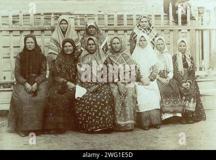 Cosaques Village Girls. Kokchetavskii Uezd, 1909. Cette image est tirée de Tipy kazakov : Sibirskie kazaki na sluzhbe i doma (types de cosaques : Cosaques de Sibérie en service et à la maison), l'un des trois albums représentant les territoires, la culture et le mode de vie des Cosaques vivant dans les régions steppiques de la Sibérie occidentale et du Kazakhstan actuel. Ces albums ont été créés et exposés à la première exposition agricole, forestière et commerciale-industrielle de Sibérie occidentale à Omsk en 1911. Les albums faisaient partie d'une collection de photographies rassemblées entre 1891 et 1918 par le musée de l'Ouest Banque D'Images