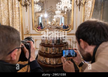 Rome, Italie. 01 février 2024. Le trophée de la coupe Davis remporté par des joueurs de tennis italiens en 2023 (photo de Matteo Nardone/Pacific Press/Sipa USA) crédit : SIPA USA/Alamy Live News Banque D'Images