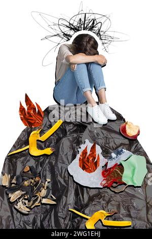 Image d'illustration de collage de la femme activiste de l'écologie bouleversée assise sur d'énormes déchets de polyéthylène de pile et d'autres déchets sur fond blanc Banque D'Images