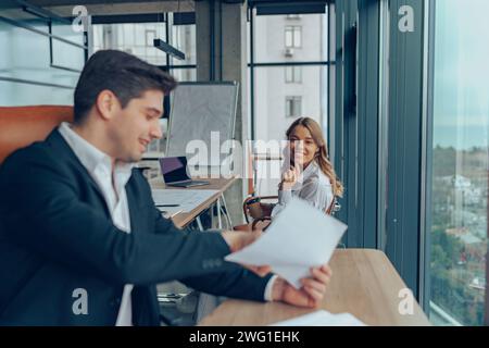 Deux cadres professionnels experts discutant des documents de comptabilité financière travaillant ensemble Banque D'Images