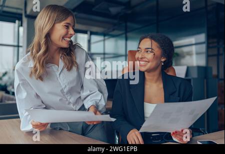 Deux cadres professionnels femmes experts discutant des documents de comptabilité financière travaillant ensemble Banque D'Images