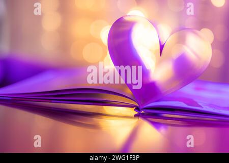 Gros plan Love Valenstines Day couple design. Pages de livre en forme de coeur parfait romantique. Espace de copie de style vintage illumine les reflets. Beau février Banque D'Images