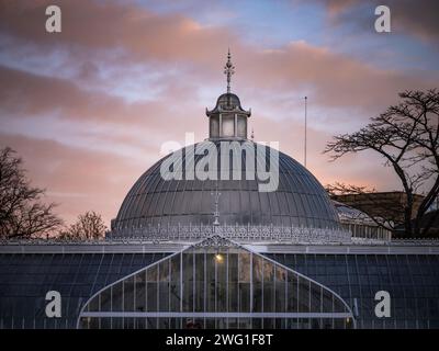 Gros plan sur le toit du dôme de verre du palais Kibble au crépuscule - jardins botaniques de Glasgow Banque D'Images