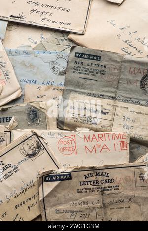 La seconde Guerre mondiale a envoyé des lettres par courrier maritime d'un Wren à un gentleman de la RAF montrant des marques de courrier, censeur, etc. Rester en contact dans les moments difficiles. Banque D'Images