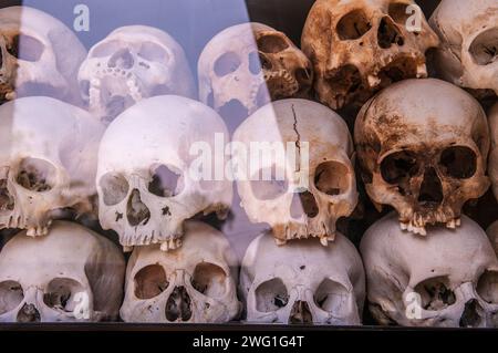 Les champs de tuerie, crânes humains exposés au mémorial du génocide de Choeung Ek. Phnom Penh, Cambodge. © Kraig Lieb Banque D'Images