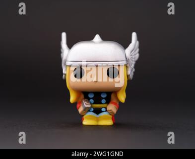 Tambov, Fédération de Russie - 07 janvier 2024 Une figurine Thor POP Mini Vinyl sur fond noir. Banque D'Images