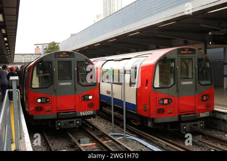 London Stratford Jubilee Line Terminus avec les unités 96009 et 96103 du métro londonien sur les quais le 20 septembre 2023 Banque D'Images