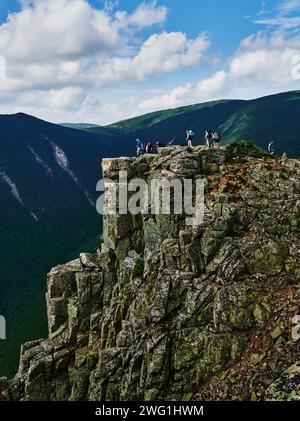 Les gens apprécient la vue de Bondcliff, Mount Bond, White Mountains National Forest, New Hampshire, États-Unis Banque D'Images