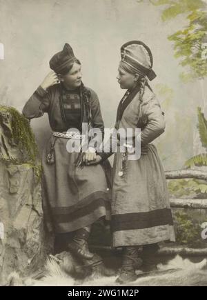 Portrait en studio : deux jeunes femmes samis habillées de noir, 1890-1899. La femme t.v. No &#xc5;rh&#xe9;n. Banque D'Images