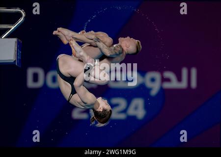 Doha, Qatar. 02 février 2024. Natation : Championnats du monde, plongée sous-marine - plongée en équipe, Mixte : Timo Barthel (en arrière-plan) et Elena Wassen d'Allemagne en action. Crédit : JO Kleindl/dpa/Alamy Live News Banque D'Images