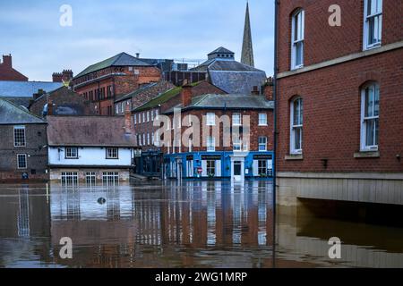 La rivière Ouse a éclaté ses rives après de fortes pluies (le bord de la rivière submergé sous de hautes eaux, les locaux de pub inondés) - York, North Yorkshire, Angleterre, Royaume-Uni. Banque D'Images