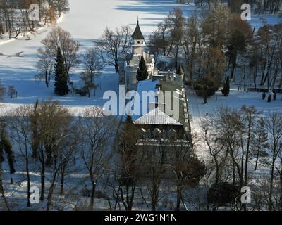 Vue aérienne du parc Radziejowice en hiver. Le magnifique palais est situé dans le village de Radziejowice près de Varsovie, en Pologne. Banque D'Images