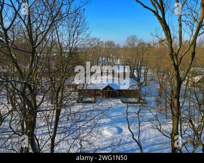 Defaultvue aérienne du parc Radziejowice en hiver. Le magnifique manoir noble est situé dans le village de Radziejowice près de Varsovie, en Pologne. Banque D'Images