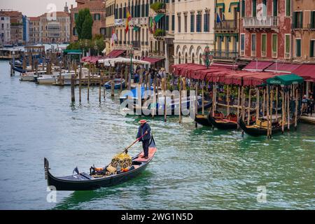 En gondole sur le Grand Canal, Venise, Italie Banque D'Images
