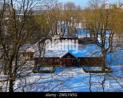 Defaultvue aérienne du parc Radziejowice en hiver. Le magnifique manoir noble est situé dans le village de Radziejowice près de Varsovie, en Pologne. Banque D'Images