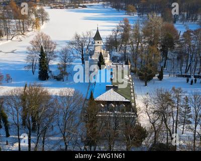 Vue aérienne du parc Radziejowice en hiver. Le magnifique palais est situé dans le village de Radziejowice près de Varsovie, en Pologne. Banque D'Images