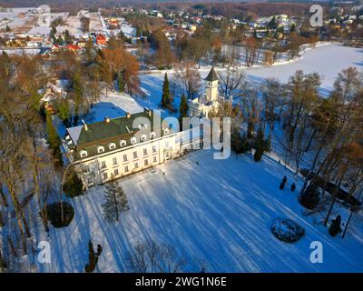 Vue aérienne du parc Radziejowice en hiver. Le magnifique palais est situé dans le village de Radziejowice près de Varsovie, en Pologne. Banque D'Images