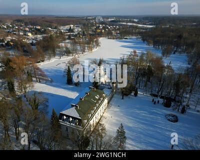 Vue aérienne du parc Radziejowice en hiver. Le magnifique palais est situé dans le village de Radziejowice près de Varsovie, en Pologne. Banque D'Images