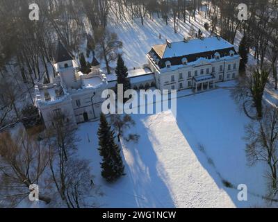 Vue aérienne du parc Radziejowice en hiver. Le magnifique palais est situé dans le village de Radziejowice près de Varsovie, en Pologne. Banque D'Images