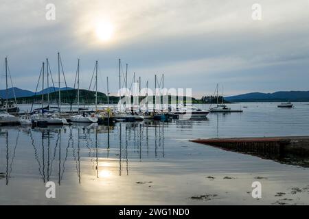 Les bateaux se rereflètent dans le port d'Oban au coucher du soleil, à Argyll, en Écosse, au Royaume-Uni Banque D'Images